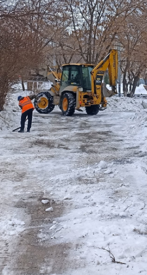 Расчистка двора от снега