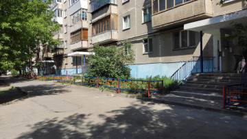 Новый красивый заборчик теперь украшает двор по адресу Уральская 4