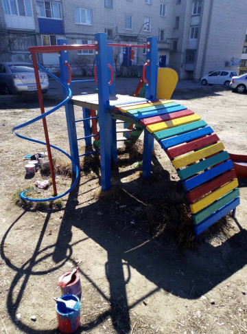 Обновили внешний вид детского городка Уральская 1а