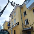 С приходом дневных потеплений особенно важно вовремя убирать с кровель снег и сосульки, чем мы и занимаемся
