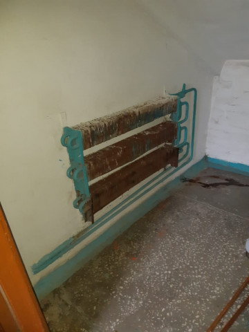 Замена батареи подъездного отопления и покраска стены после замены по адресу Победы 26