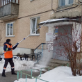 Очистка козырьков от снега на фонде