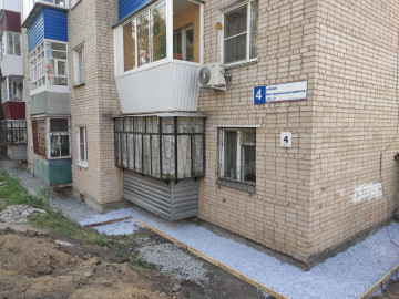 Некоторые работы по ремонту многоквартирного дома нельзя отложить на потом, важно успеть выполнить их в "сезон", чем мы и занимаемся😉 📌На фото капитальный ремонт отмостки по адресу Инструментальщиков 4.