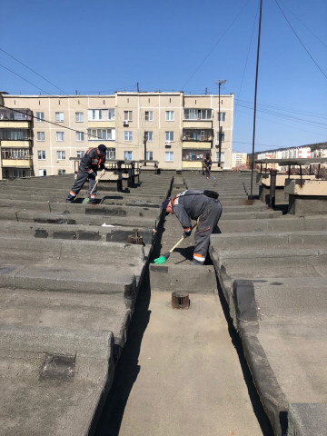 Очистка кровель от мусора после зимы🙂