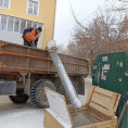 Завозим отсев на жилой фонд для посыпания им дворовых пешеходных дорожек во избежании травмирования жителей🙂
