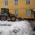 Продолжаем механизированную уборку снега во дворах на нашем фонде.