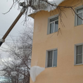 Расчистка кровли от снежных наносов и сосулек
