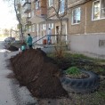 Многие жители высаживают цветы и создают клумбы в своих дворах 😊 Для них мы завозим землю для посадки цветов. Ведь чем ухоженнее двор, тем приятнее в нем находиться.