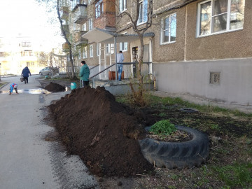 Многие жители высаживают цветы и создают клумбы в своих дворах 😊 Для них мы завозим землю для посадки цветов. Ведь чем ухоженнее двор, тем приятнее в нем находиться.