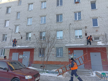 ✅Очистка подъездных козырьков от снега, наледи и мусора.