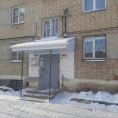 ✅Чтобы выход из подъезда в любую ненастную погоду был комфортным для жителей, мы устанавливаем новые козырьки. На этот раз дом по адресу Романенко 7.