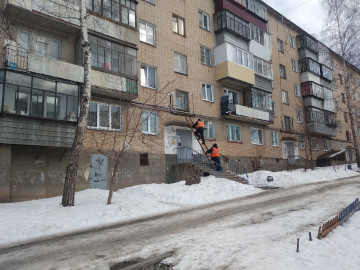 ✅Очистка подъездных козырьков от наледи и мусора.