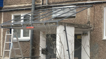 📌Начало установки новых подъездных козырьков по адресу Орловская 25.