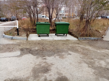 Устройство контейнерной площадки по адресу Ильменская 94.